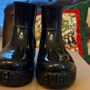 #155 UGG Drizlita Glossy Black Ankle Rain /snow boots Big Girls   sz 6. NWOTWB